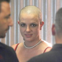 obrázek - Britney_Spearsova_Britney_Spears_vyholena_hlava_februar2007.jpg